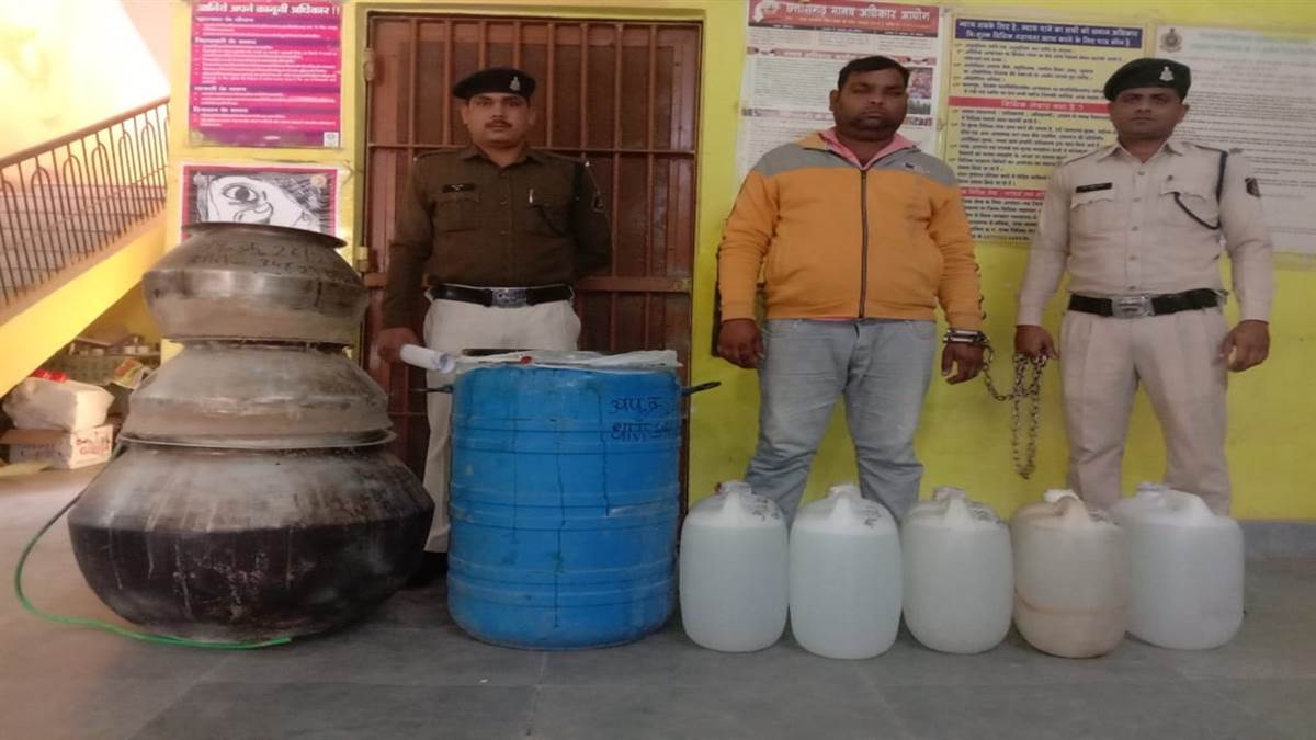 ग्रामीण के घर से 200 लीटर कच्ची महुआ शराब जब्त