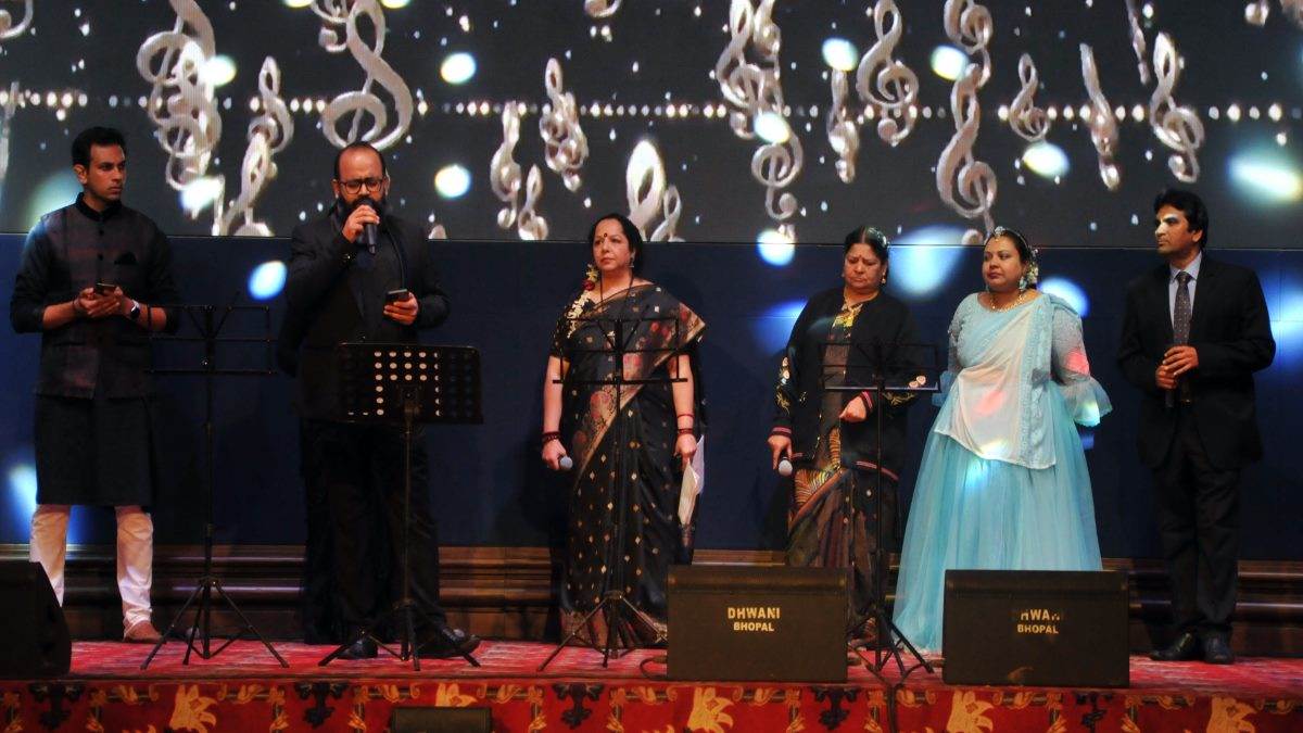 Bhopal News: रंगारंग सांस्‍कृतिक कार्यक्रम में आइएएस अधिकारियों ने सुमधुर गीतों से बांधा समां, सीएम शिवराज हुए शामिल