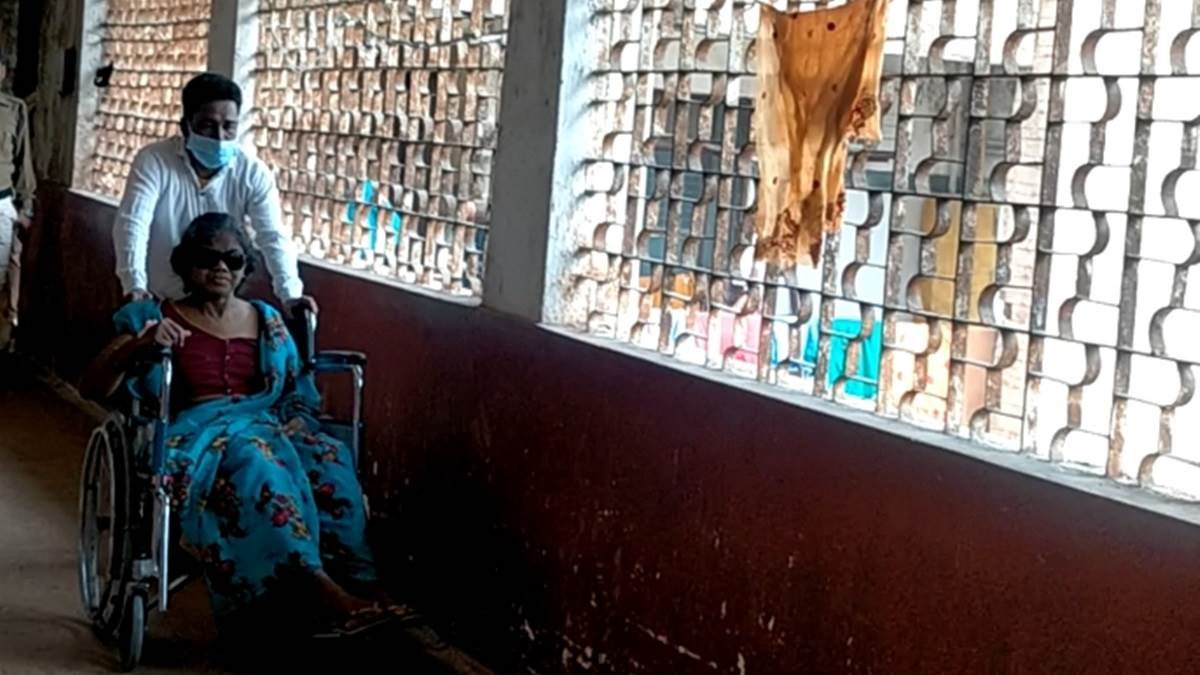 Bilaspur News:  एरिया कमांडर महिला नक्सली को सिम्स से रायपुर अम्बेडकर अस्पताल रेफर