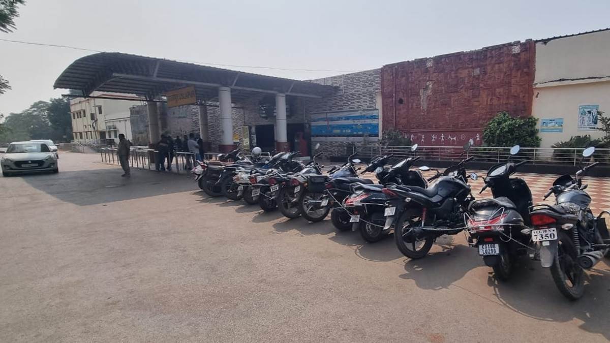 Railway News: उसलापुर स्टेशन के नो-पार्किंग में गाड़ियां, आरपीएफ ने की कार्रवाई