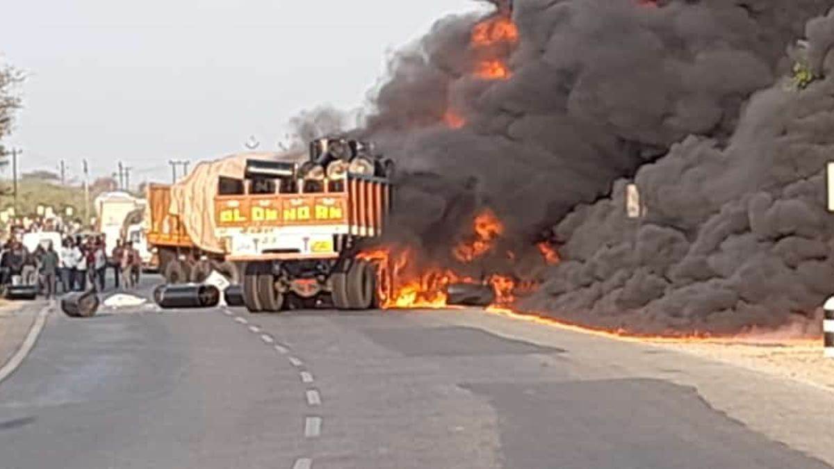 Rajasthan: सिरोही में दो ट्रॉलों की भिड़ंत के बाद लगी आग, 2 की मौत, घंटों लगा रहा जाम