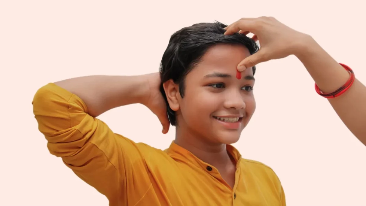 तिलक लगवाते समय लोग सिर पर हाथ क्यों रखते हैं? जानिए इसके पीछे की साइंस