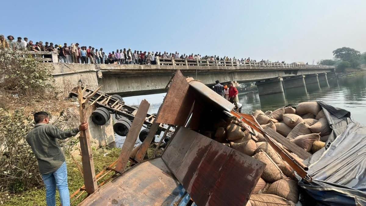 बड़वानी जिले में ब्रिज से 30 फीट नीचे गिरा सुपारी से भरा ट्रक, दबने से एक की मौत