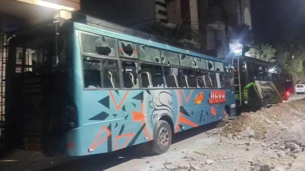 उज्जैन में बस को रास्ता देने के विवाद में जमकर पथराव, बजरंग दल कार्यकर्ता से मारपीट के बाद बसों में तोड़फोड़, भारी पुलिस बल तैनात