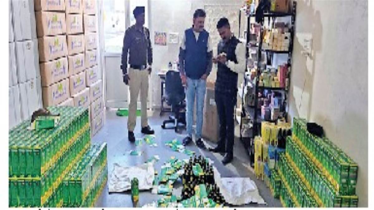 इंदौर में बिना लैब और डिग्री के बन रही आयुर्वेदिक दवा, अवैध कफ सीरप फैक्ट्री संचालक पर FIR