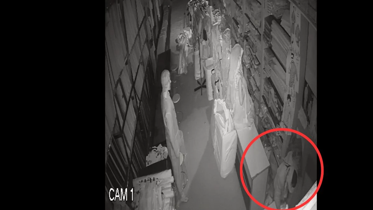 साड़ी दुकान से ‘खानदानी तिजोरी’ ले उड़े चोर, तलाश में जुटी पुलिस