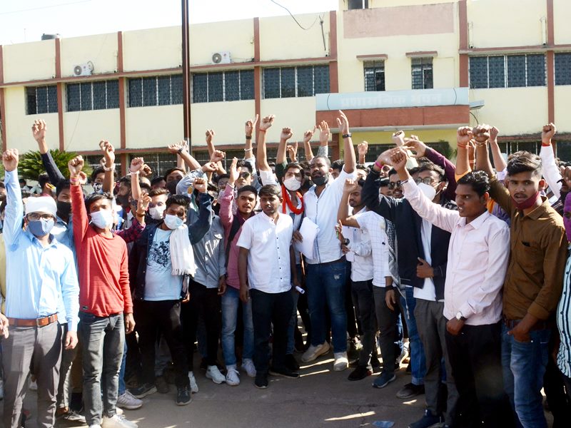 रायपुर : परीक्षा आफलाइन होने का आदेश जारी होते ही गुस्साए छात्र-छात्राएं