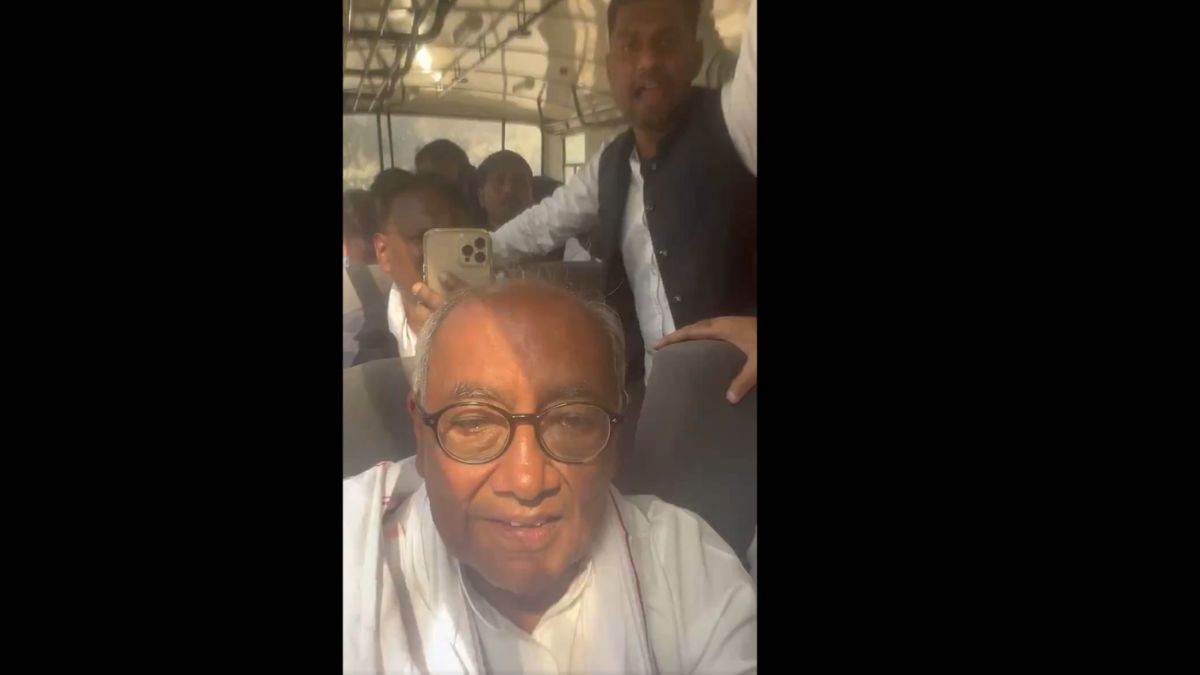 दिल्ली में पुलिस ने पूर्व CM दिग्विजय सिंह, डॉ. उदित राज को किया गिरफ्तार, EVM के विरोध में निकाल रहे थे रैली