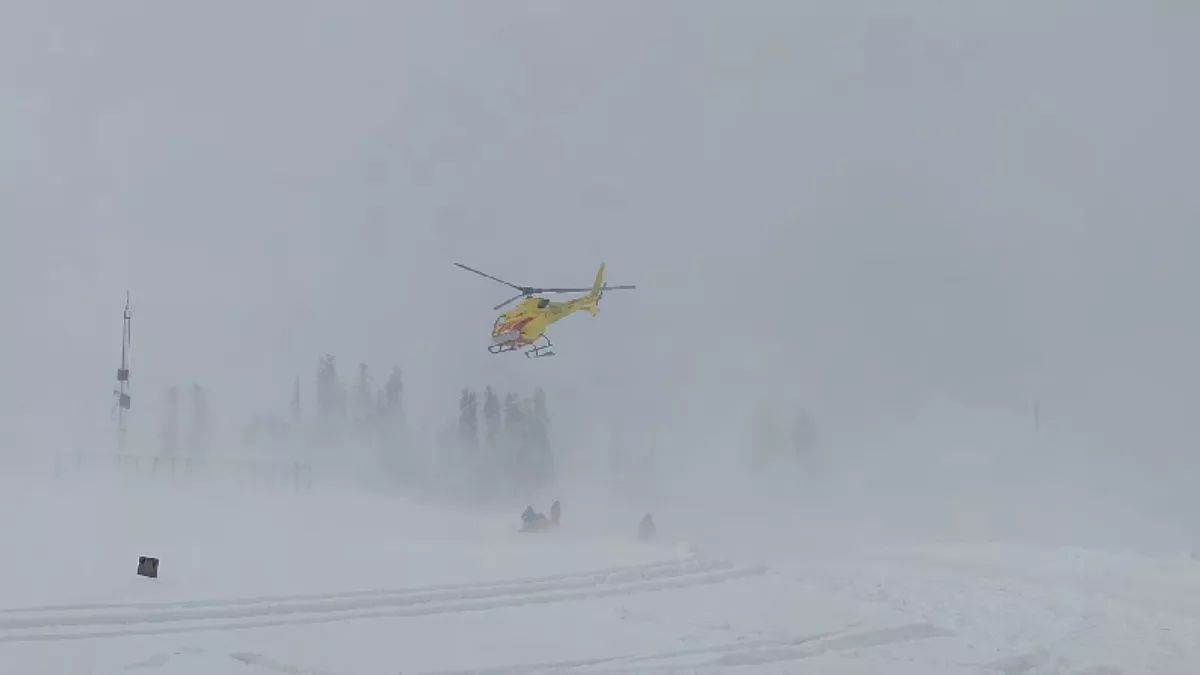 Gulmarg Avalanche: कश्मीर के गुलमर्ग में हिमस्खलन से एक पर्यटक की मौत, कई सैलानी फंसे
