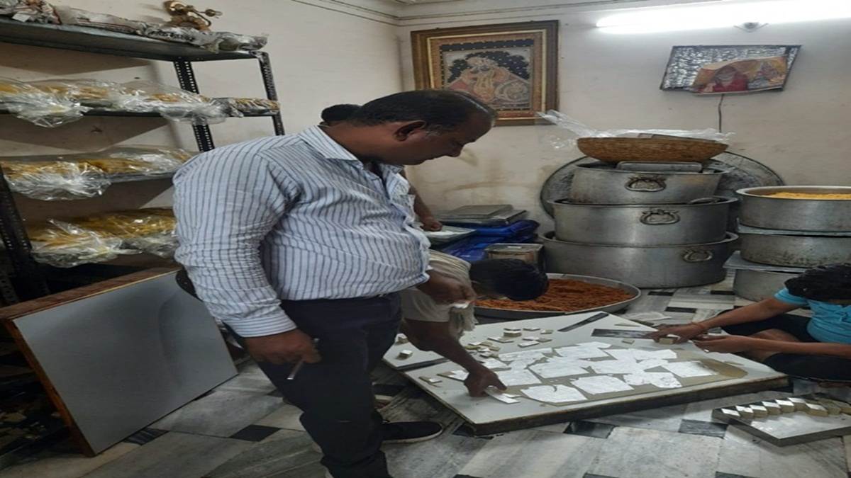 Gwalior News: खाद्य प्रतिष्ठानों से जांच दलों ने लिए नमूने, जुर्माना भी वसूला