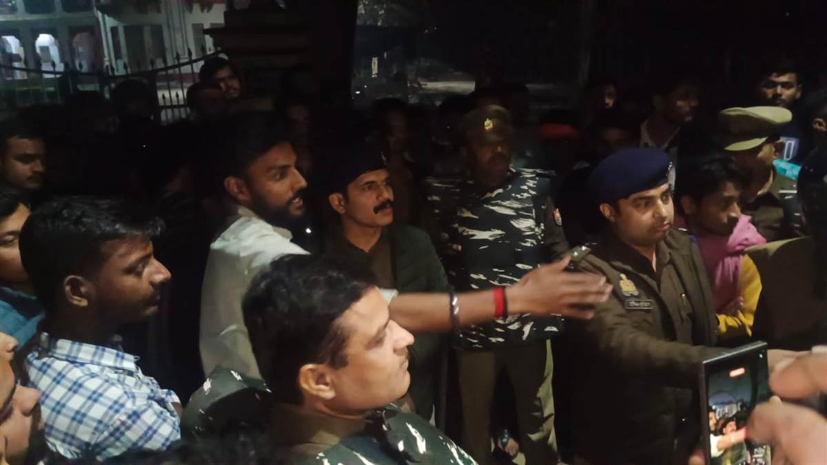 BHU में हॉस्टल के गेट पर ताबड़तोड़ फायरिंग, दो छात्र बाल-बाल बचे