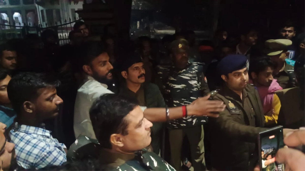 BHU में हॉस्टल के गेट पर ताबड़तोड़ फायरिंग, दो छात्र बाल-बाल बचे