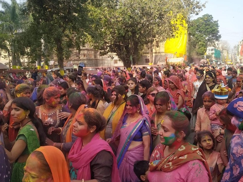 Rangpanchami 2022 in Indore Live : इंदौर में छाया रंगपंचमी का उल्लास, राजवाड़ा पर उमड़ा जनसैलाब
