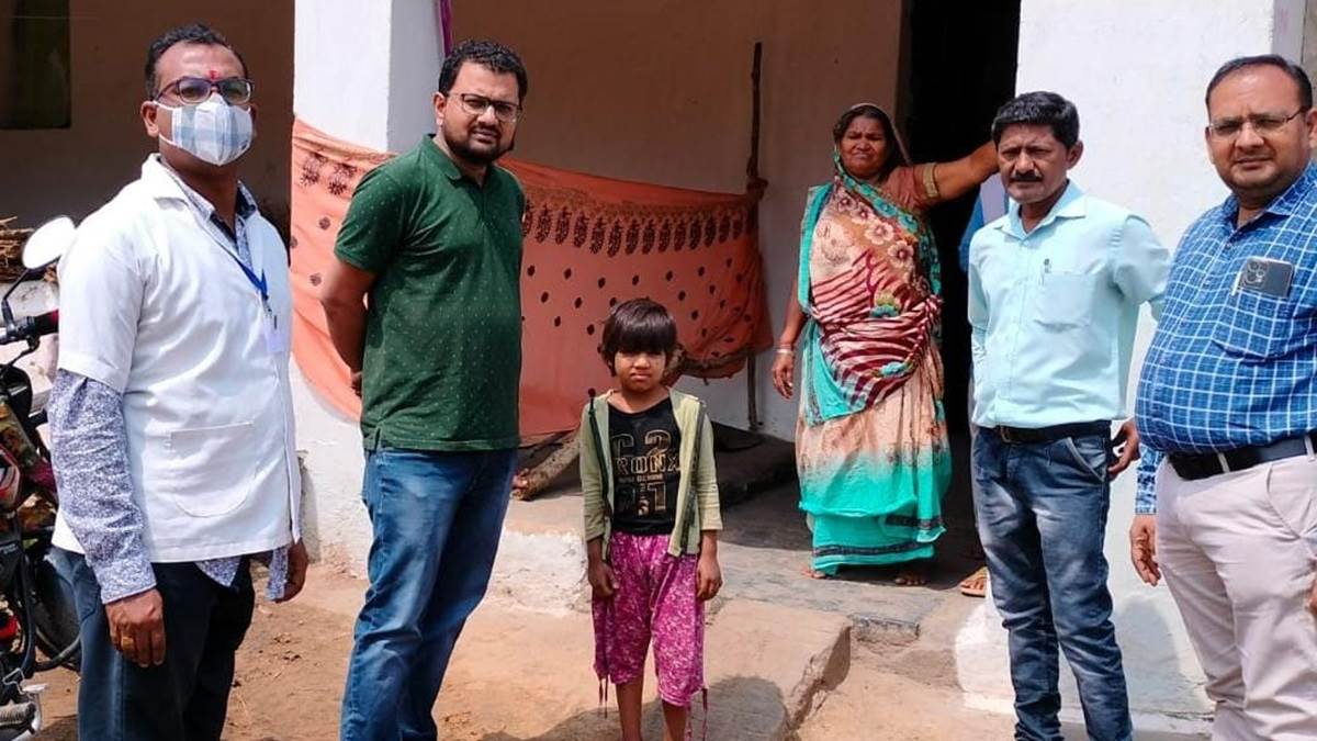 Janjgir Champa News: चिकन पॉक्स से एक ही गांव के दर्जन भर बच्चे प्रभावित, इलाज करने गांव पहुंची बीएमओ और उनकी टीम