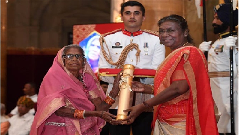 VIDEO मध्य प्रदेश की अंतर्राष्ट्रीय बैगा चित्रकार जोधइया बाई को मिला