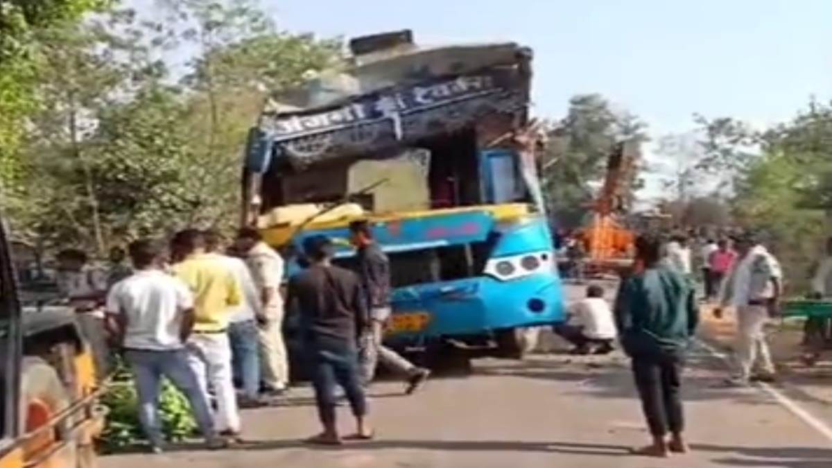 Shivpuri Accident News: तीर्थ यात्रा पर रवाना होने से पहले यात्री बस पलटी, दिव्यांग क्लीनर की मौत
