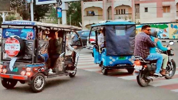 इंदौर में बगैर फिटनेस और परमिट के सड़कों पर दौड़ रहे 12 हजार ई-रिक्शा, नियमों के 'लूपहोप' से बढ़ा हादसों का खतरा