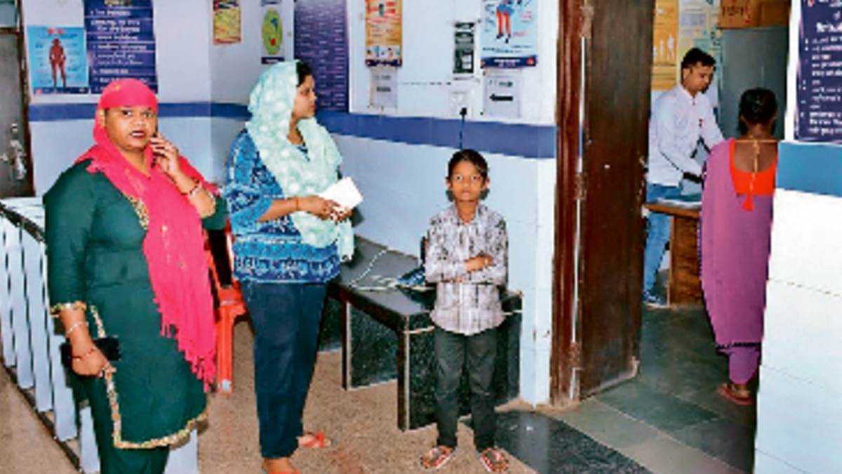 जबलपुर में तेज धूप के बाद बारिश से बिगड़ रही सेहत, अस्पतालों में लगी मरीजों की भीड़