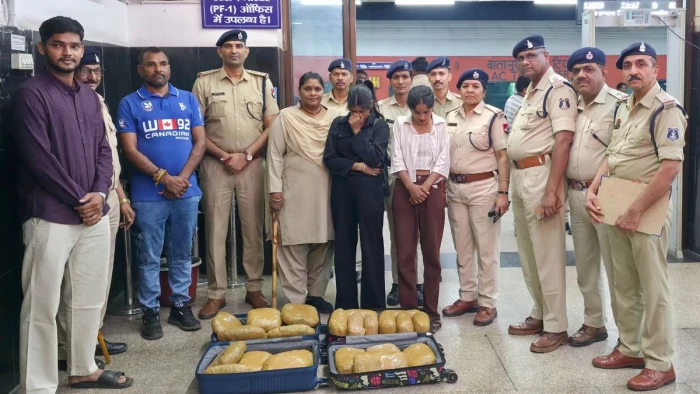 वंदेभारत एक्सप्रेस में 24 किलो गांजे से भरे सूटकेस के साथ दो युवतियां गिरफ्तार