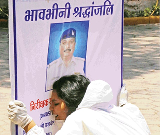 पिता की तस्वीर से लिपटकर रो पड़ी बेटी