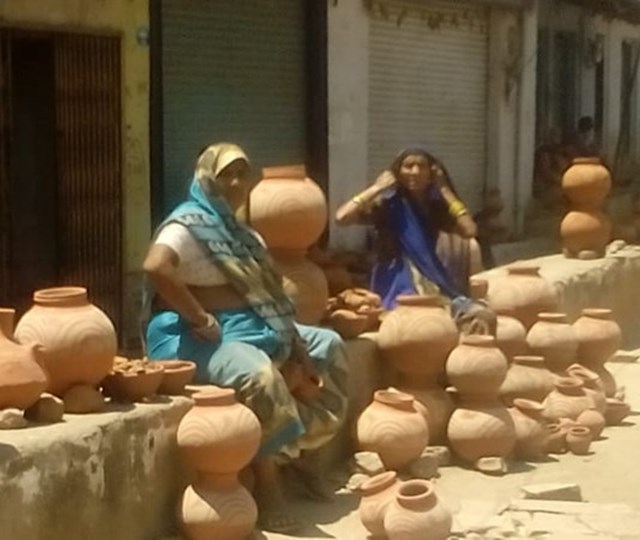 लॉकडाउन में मटके रख खरीददारों का इंतजार