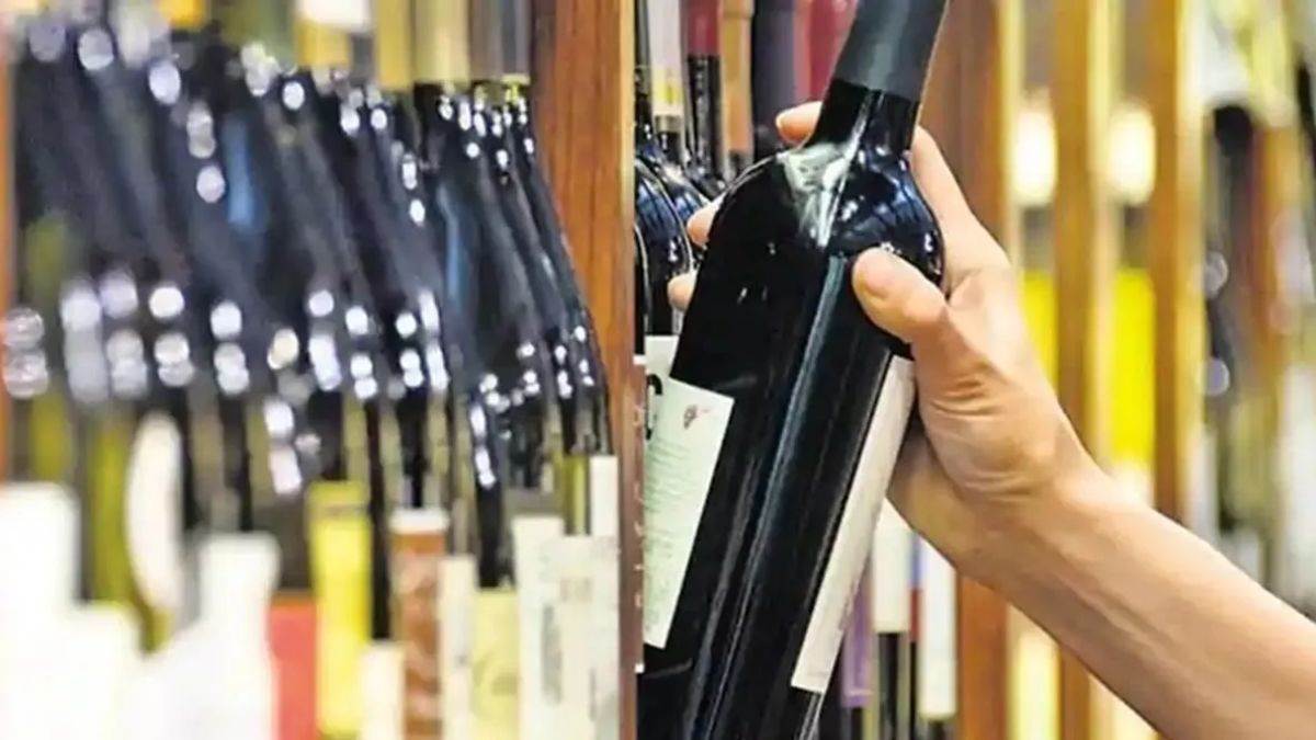 Fake Hologram Liquor: नकली होलोग्राम और ढक्कन लगी शराब का भंडाफोड़, दो गिरफ्तार… रायपुर में आबकारी विभाग की कार्रवाई
