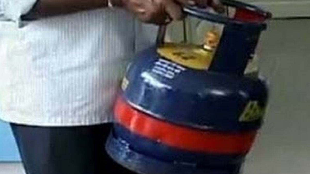 खाद्य विभाग की जांच में बड़ा खुलासा, रिटायर्ड सहायक आपूर्ति अधिकारी की एजेंसी से 5 किलो वाले 1000 सिलिंडर गायब