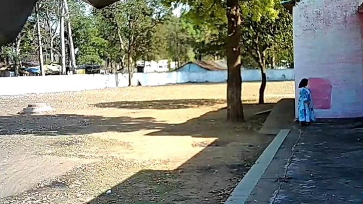 दीवारों पर अश्लील लेखन करने वाला कोई बाहरी नहीं, खुद स्कूल की शिक्षिका निकली, कैमरे का फुटेज देखते ही सबके होश उड़े