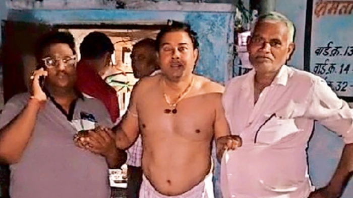 ग्वालियर में पानी की किल्लत, परेशान एमआईसी मेंबर कपड़े उतारकर टंकी से कूदने पहुंचे