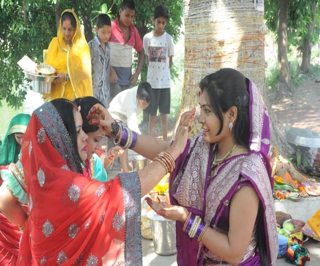 रायपुर : सुहागिनों ने किया सिंगार