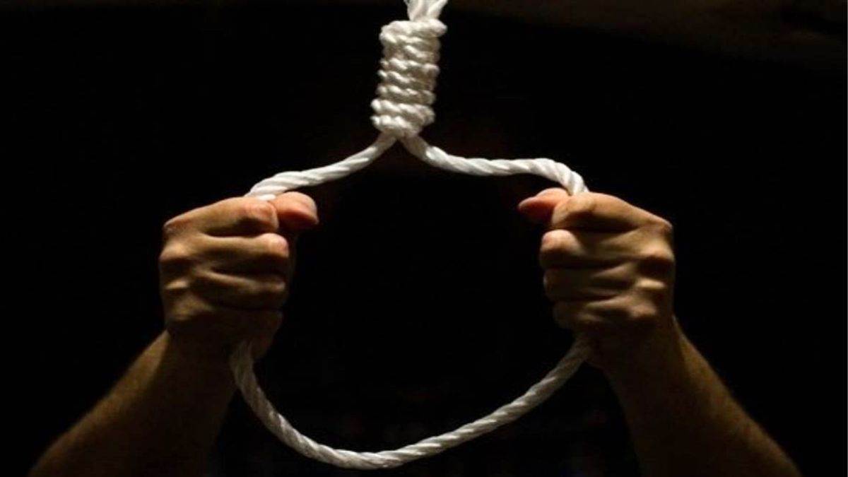 Khandwa News: दरवाजा तोड़ अंदर घुसी पुलिस और बचा ली फांसी पर लटक रहे युवक की जान