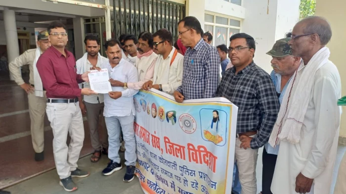 विदिशा में वीडियो बनाने पर भड़का कॉन्स्टेबल, फरियादी की पिटाई के आरोप में सस्पेंड, 'पेशाब' पिलाने का लगा आरोप