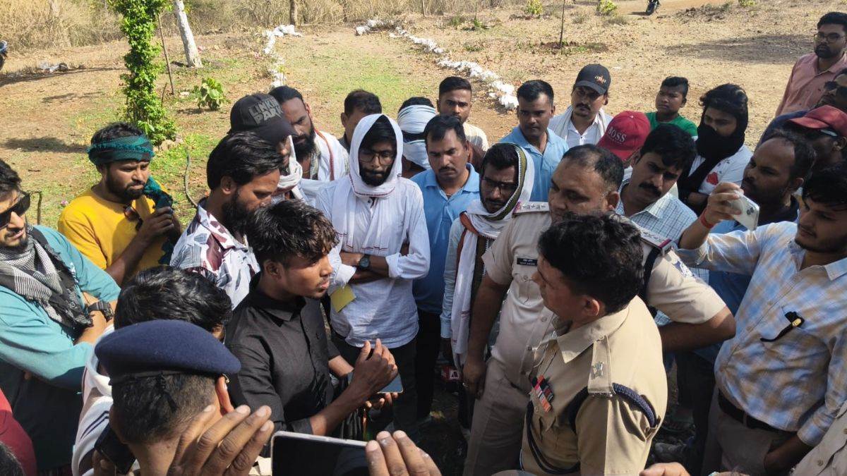 सागर में हाई-वोल्टेज ड्रामा, ढाई साल की बेटी को गोद में लेकर 800 फीट ऊंचे टावर पर चढ़ा दंपती, बुलाई गई सेना