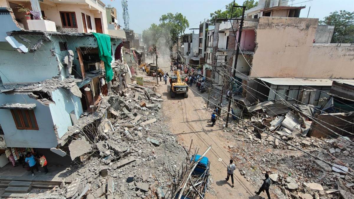 इंदौर के जिंसी में सड़क चौड़ीकरण के लिए चला बुलडोजर, 100 साल से पुराने मकान भी तोड़े, आज छावनी में टूटेंगे