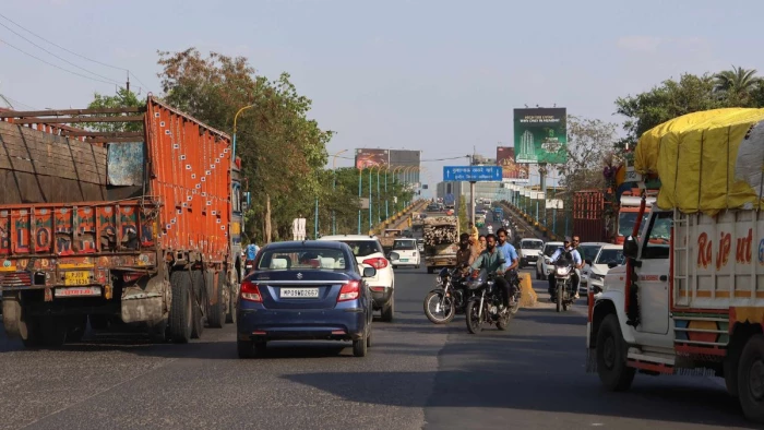 इंदौर के एमआर-10 ब्रिज पर पुराना टोल नाका हटने से बना नया ब्लैक स्पाट, बढ़ रही दुर्घटनाएं