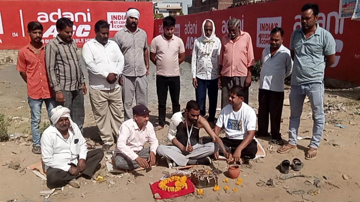 मुरैना में अनोखा प्रदर्शन... भूत-प्रेत खराब कर रहे सड़के, सीवर और स्ट्रीट लाइट, बस में करने बुलाया तांत्रिक