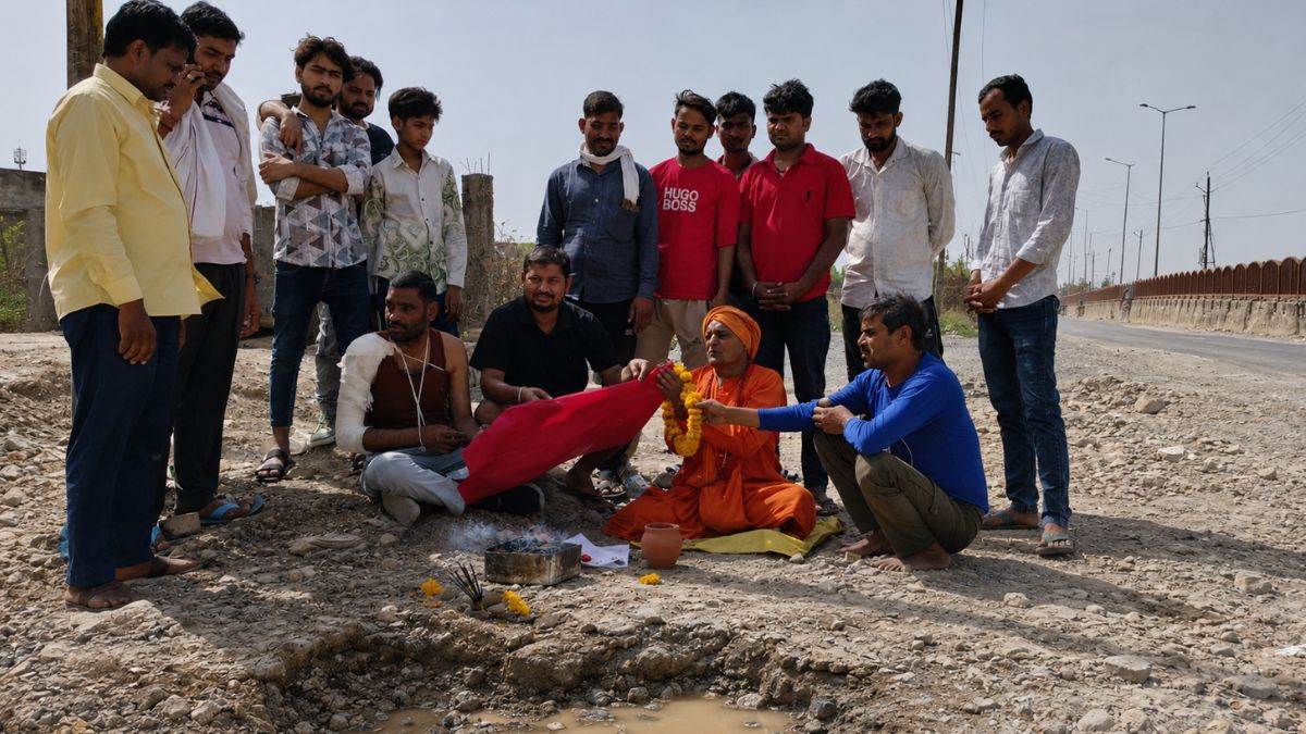 भूत-प्रेत खराब कर रहे सड़कें, सीवर और स्ट्रीट लाइट, पकड़ने के लिए बुलाया तांत्रिक; मुरैना नगर निगम के खिलाफ अनूठा प्रदर्शन