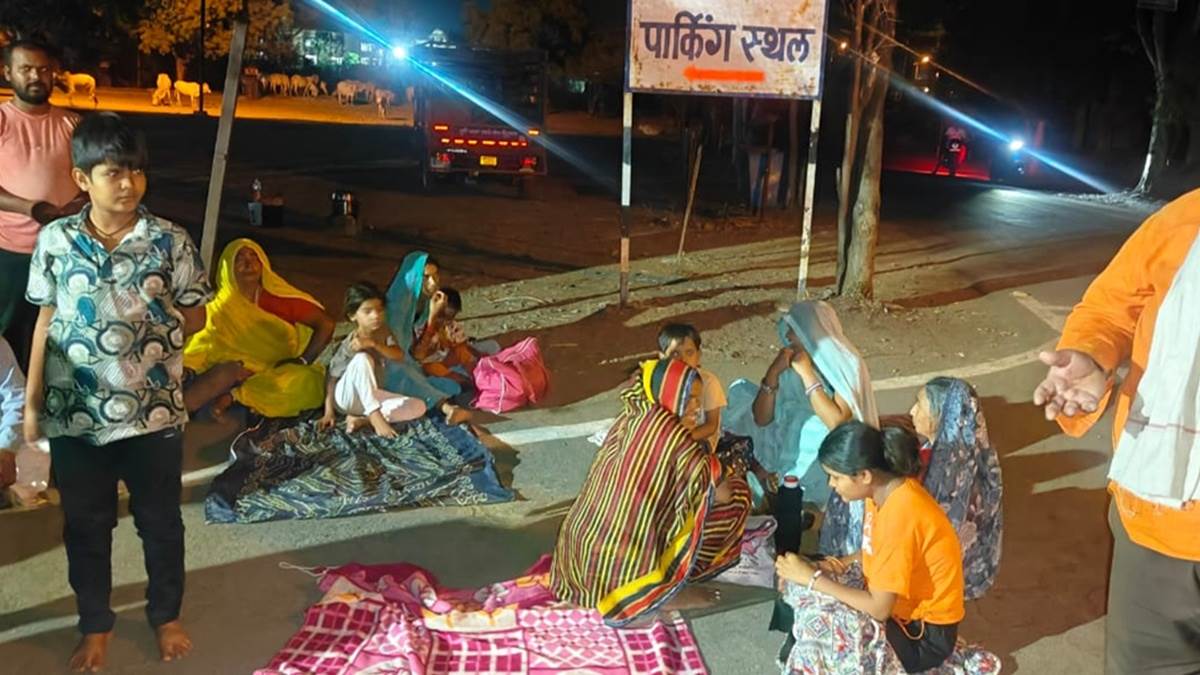 MP के राजगढ़ में 8 बीघा जमीन पर कब्जा, रात 10 बजे कलेक्टोरेट गेट पर धरने पर बैठा परिवार