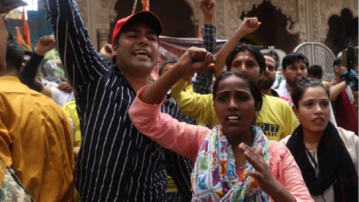 Delhi: आतिशी के अनशन में बेरोजगार बस मार्शलों का हंगामा, कहा- दिल्ली सरकार ने छीनी उनकी नौकरी, देखें VIDEO