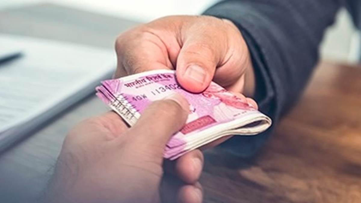 Raigarh: किसान से रिश्वत लेते कैमरे में कैद हुई महिला पटवारी, मचा हड़कंप, SDM ने दिए जांच के आदेश