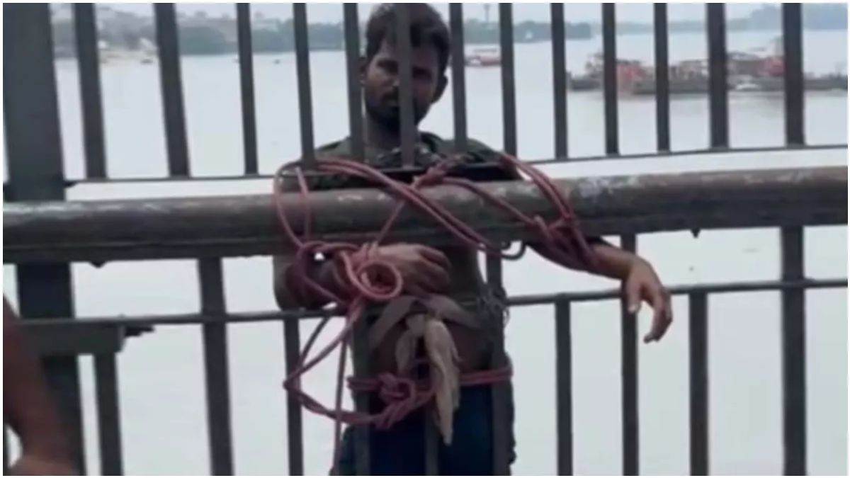 West Bengal: बिहार के युवक को हावड़ा ब्रिज पर चढ़ा देख मची अफरा-तफरी, कड़ी मशक्कत के बाद नीचे उतारा
