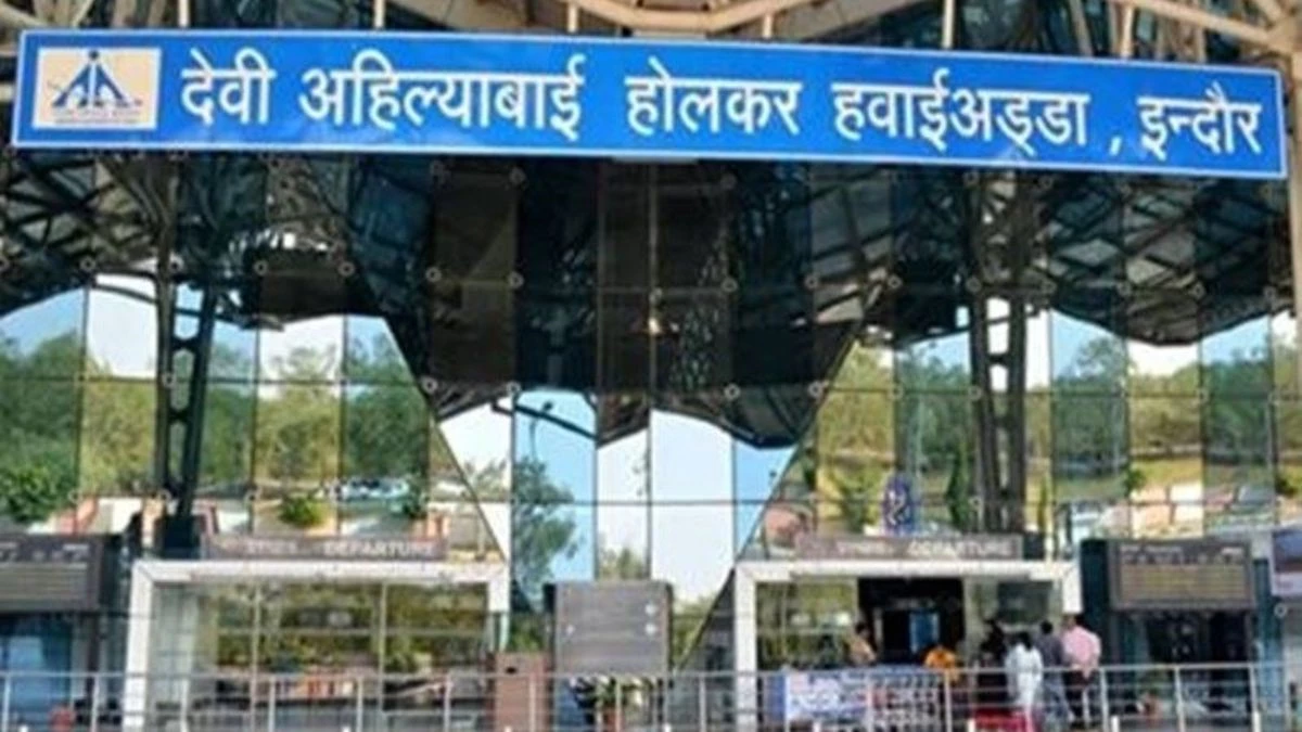 इंदौर में विमान खराब, बिना सूचना के कैंसिल हुई जबलपुर उड़ान, यात्रियों ने किया जमकर हंगामा