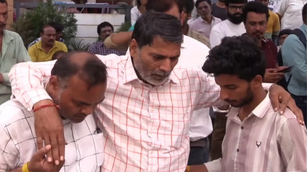 Raja Raghuvanshi Murder Case: हत्यारा राज कुशवाहा खुद लेकर आया था अंतिम संस्कार के लिए कफन, सोनम के पिता को दे रहा था सहारा