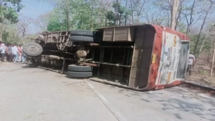 Accident In Chhindwada : छिंदवाड़ा में बिछुआ से नागपुर जा रही महाराष्ट्र राज्य परिवहन की बस पलटी, एक दर्जन घायल