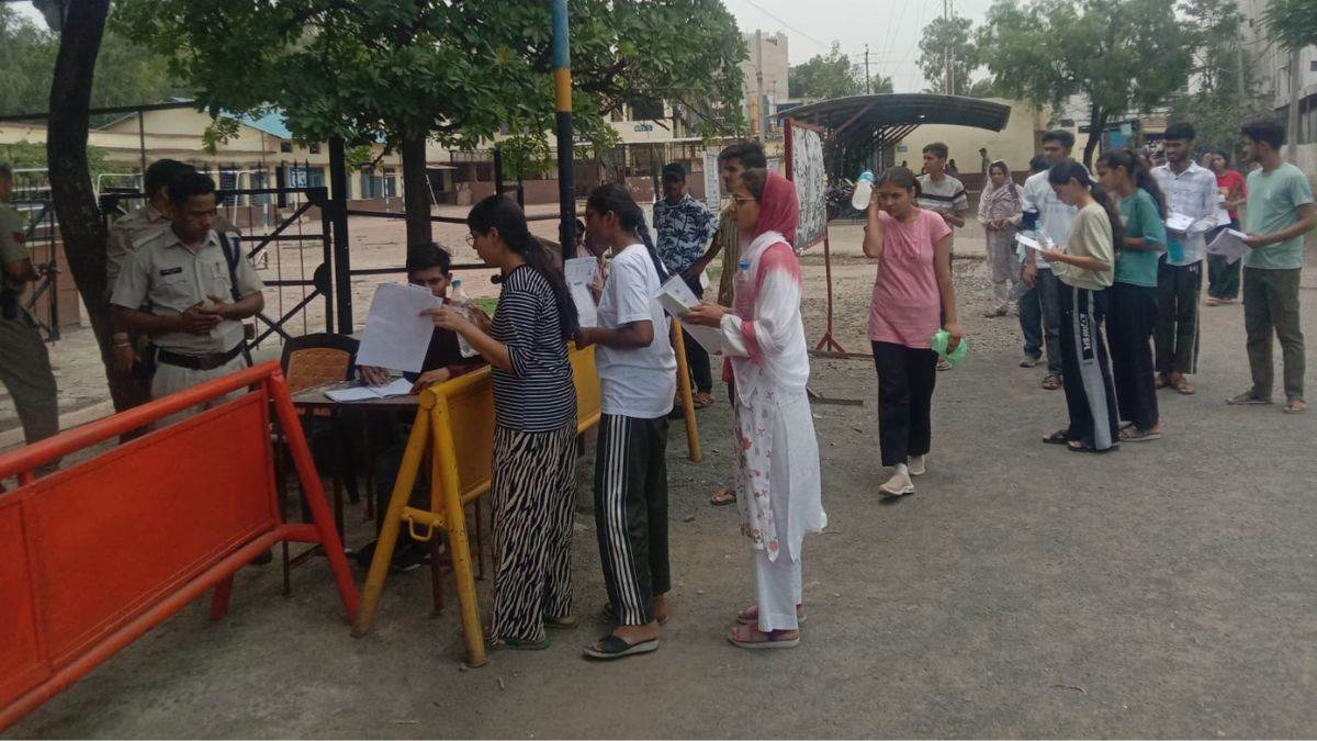 NEET Exam : दो मिनट की देरी और टूट गया डॉक्टर बनने का सपना; विदिशा में परीक्षा केंद्र के बाहर बिलख उठी बेटी, रो पड़े लाचार पिता