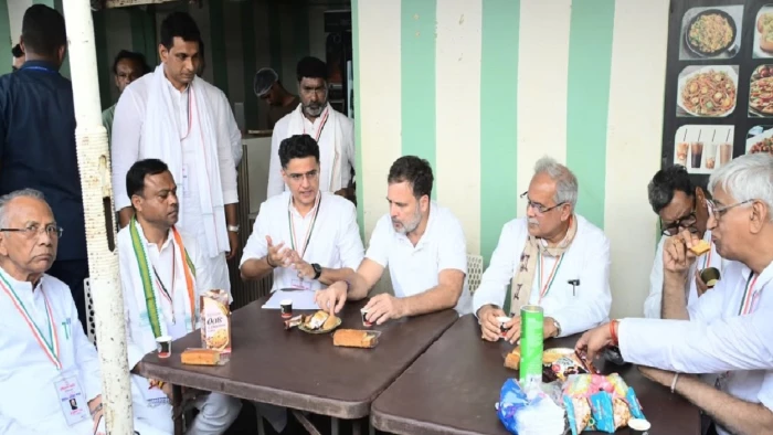 छत्तीसगढ़ के जेन जी को साधने राहुल गांधी ने नूडल्स प्वाइंट पर जमाया अड्डा, चाय और मैगी के साथ राजनीतिक संदेश