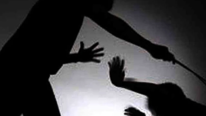 कक्षा में एक मिनट देर से पहुंचने पर 7वीं के छात्र से मारपीट का आरोप, शिक्षक पर एफआईआर दर्ज