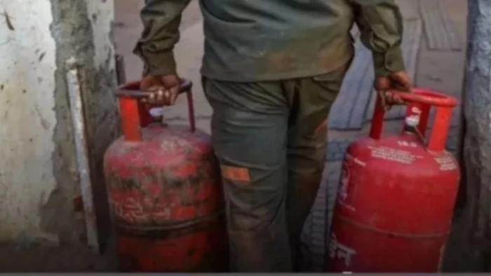 Bhopal में छह महीने से नए गैस कनेक्शन बंद, 6 हजार परिवार परेशान; कालाबाजारी में महंगे दामों पर बिक रहे सिलिंडर