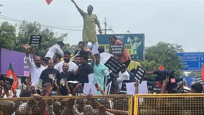 भोपाल में भाजपा का कांग्रेस कार्यालय घेराव, बैरिकेडिंग तोड़ने की कोशिश; पुलिस ने लिंक रोड पर रोका