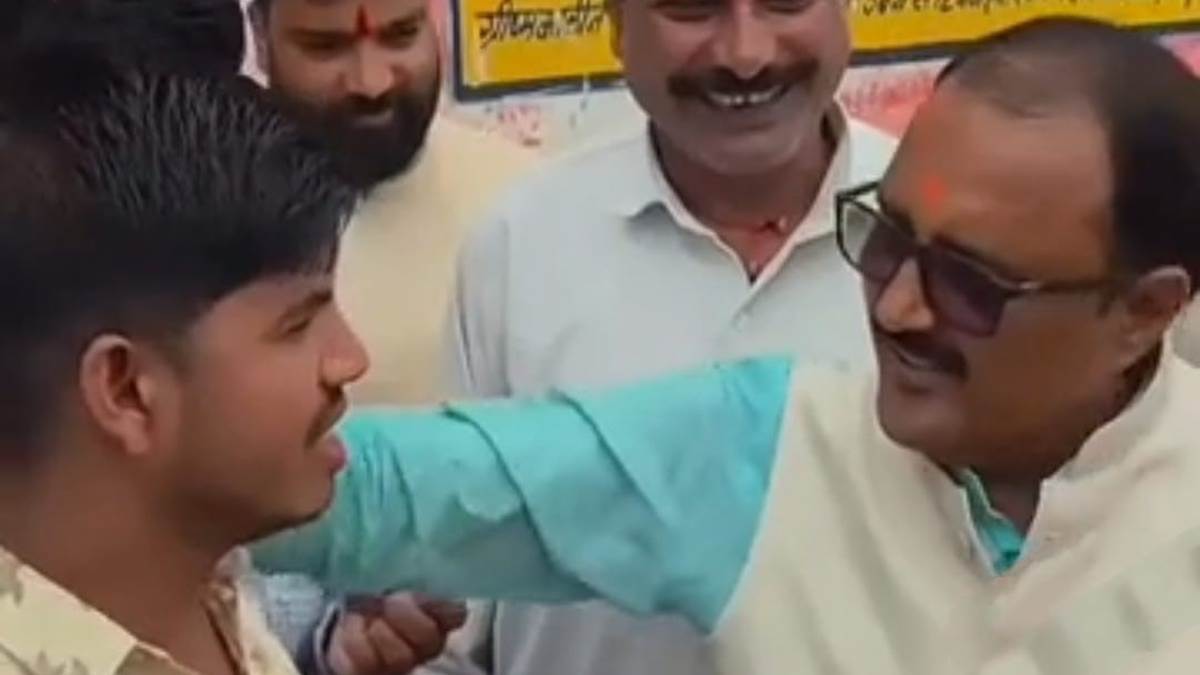 दतिया उपचुनाव: मंत्री से बोला कार्यकर्ता, हम पकड़-पकड़कर लोगों से वोट डलवाएंगे